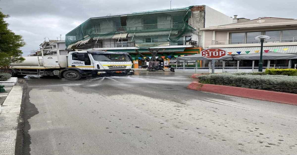 Πεντακάθαρη η κεντρική πλατεία Πτολεμαϊδας και η οδός 25ης Μαρτίου όπου έγινε η αποκριάτικη παρέλαση. (Φωτογραφίες)