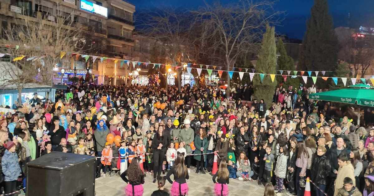 Χιλιάδες κόσμου ξεχύθηκαν στην κεντρική πλατεία, στην πρώτη Αποκριάτικη παρέλαση της Εορδαίας.