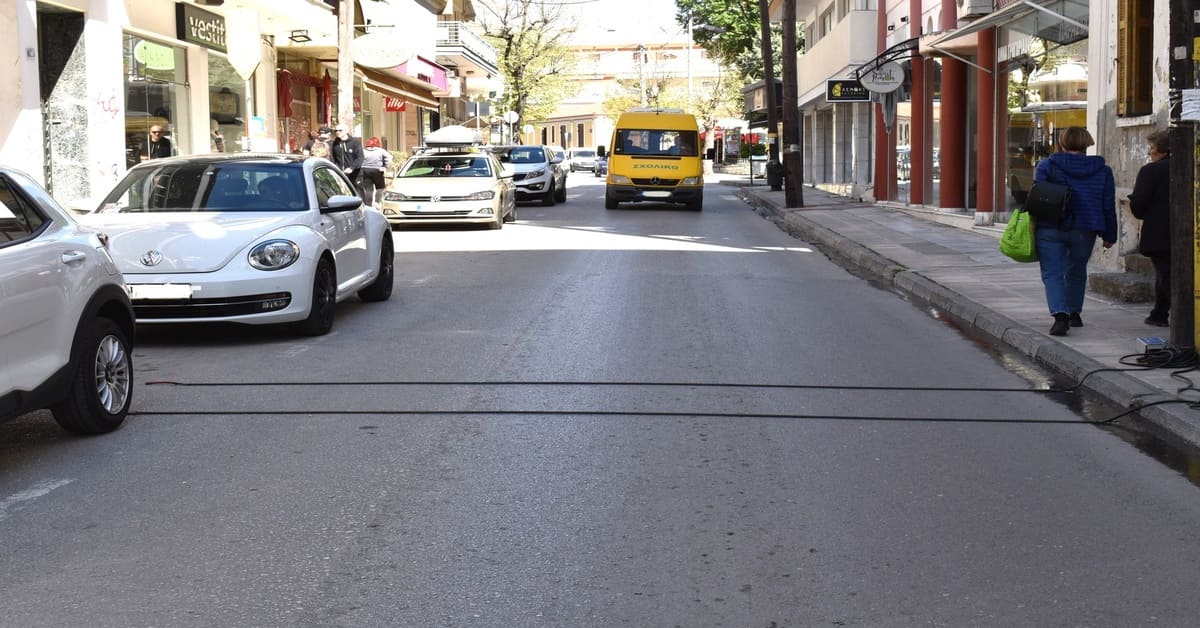 Δήμος Κοζάνης: Καλώδια μέτρησης κυκλοφοριακού φόρτου σε πολλούς κεντρικούς δρόμους της πόλης (Φωτογραφίες)