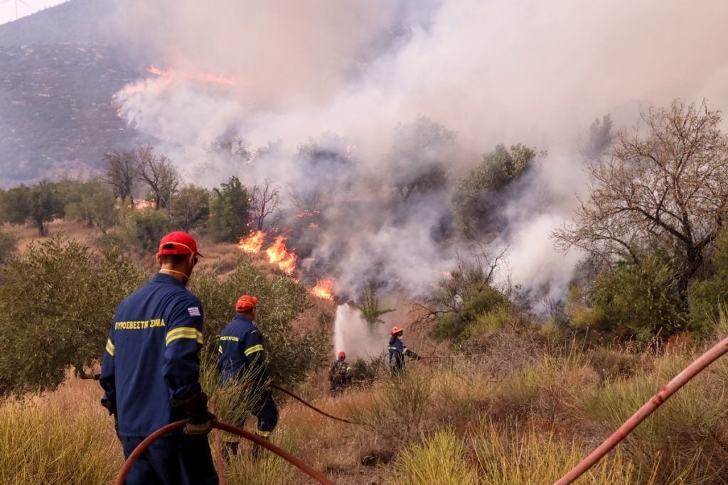 Μαίνεται η φωτιά στα Πιέρια Όρη, με κατεύθυνση προς Κοζάνη, φαίνεται να έχει τεθεί υπό έλεγχο. (Βίντεο)