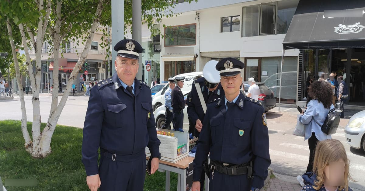 Ενόψει της εορτής του Πάσχα, διανεμήθηκαν ενημερωτικά φυλλάδια από τα Τμήματα Τροχαίας Κοζάνης και Εορδαίας, σε διερχόμενους πεζούς και οδηγούς οχημάτων Τα ενημερωτικά φυλλάδια περιείχαν συμβουλές οδικής ασφάλειας και κυκλοφοριακής αγωγής για ασφαλείς μετακινήσεις