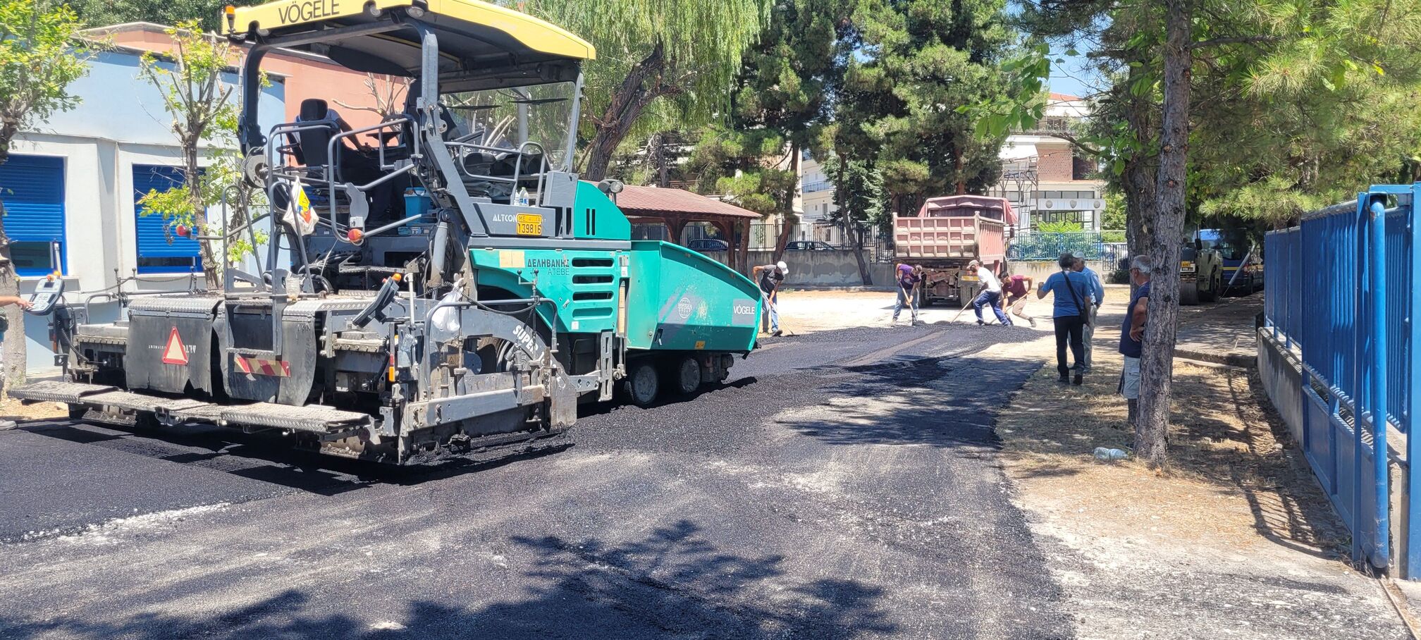 Έργα ασφαλτόστρωσης στον προαύλιο χώρο του ΚΔΑΠ-ΜΕΑ Δήμου Κοζάνης (Φωτογραφίες)