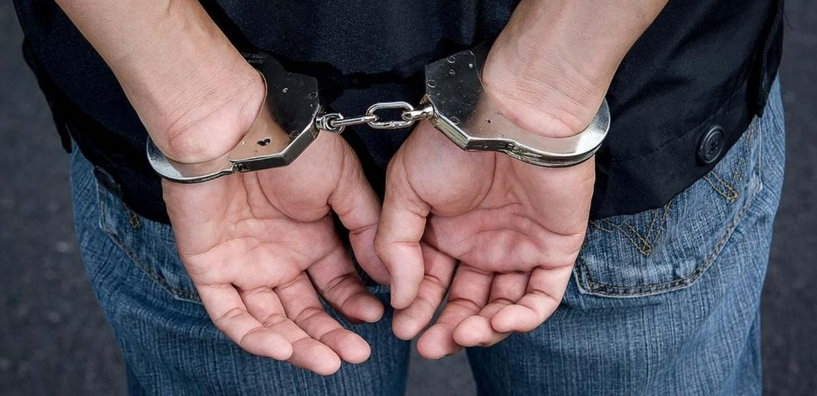 Στο πλαίσιο επιχείρησης «Ελεγχόμενης Παράδοσης Ναρκωτικών» συνελήφθη από αστυνομικούς του Τμήματος Δίωξης Ναρκωτικών της Υποδιεύθυνσης Δίωξης και Εξιχνίασης Εγκλημάτων Καστοριάς 18χρονος ημεδαπός, παραλήπτης ταχυδρομικού δέματος, το οποίο περιείχε ναρκωτικά