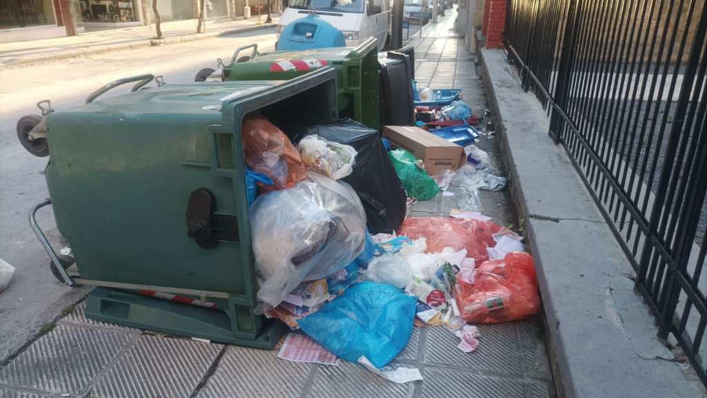 Φλώρινα –  Νέα πράξη βανδαλισμού: Άγνωστοι αναποδογύρισαν και κατέστρεψαν κάδους και καλαθάκια απορριμμάτων