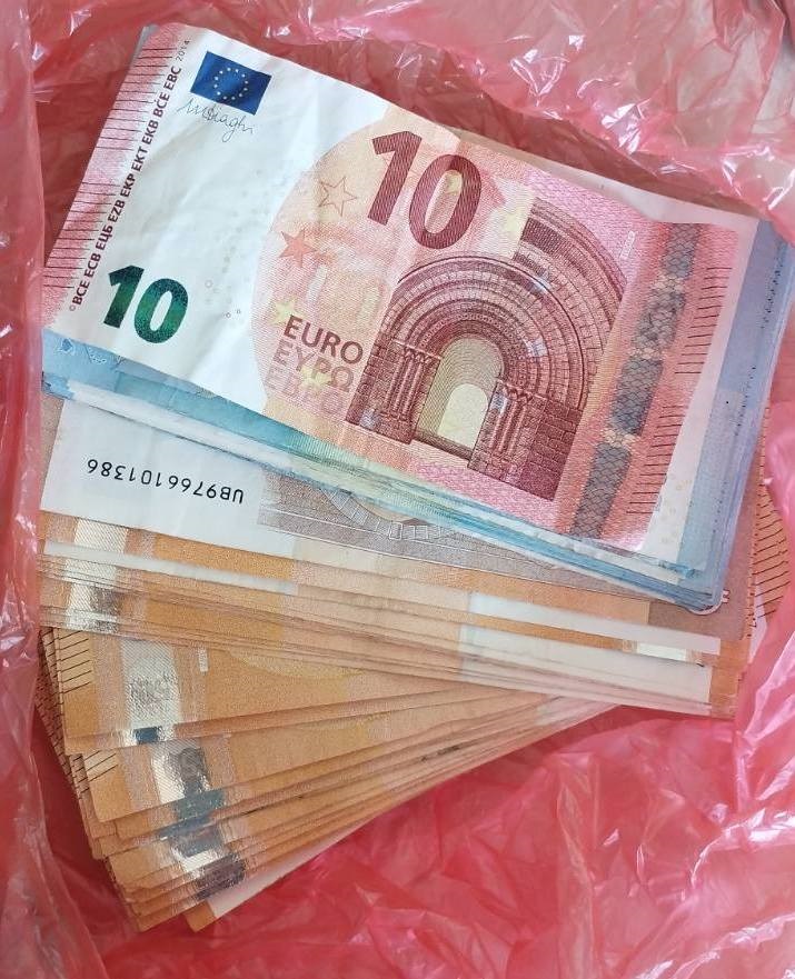 Ύστερα από οργανωμένη αστυνομική επιχείρηση του Τμήματος Δίωξης και Εξιχνίασης Εγκλημάτων Φλώρινας συνελήφθησαν -2- άνδρες και -1- γυναίκα, σε περιοχές της Φλώρινας και της Θεσσαλονίκης που δραστηριοποιούνταν στις τηλεφωνικές απάτες, με το πρόσχημα ατυχήματος συγγενικού προσώπου