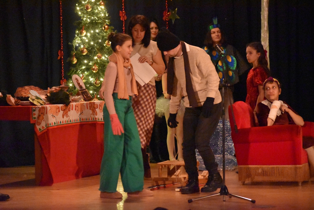 Με θεατρική παράσταση του ΚΔΑΠ ΜΕΑ συνεχίστηκαν οι Χριστουγεννιάτικες εκδηλώσεις του Δήμου Φλώρινας